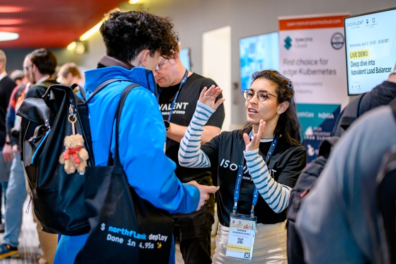 Donia Chaiehloudj talking to an engineer during CiliumCon.