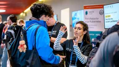 Donia Chaiehloudj talking to an engineer during CiliumCon.
